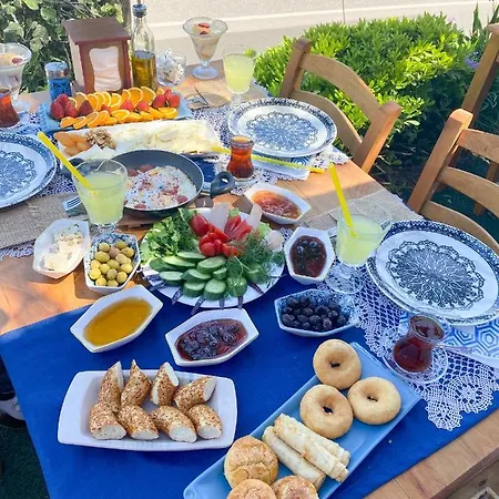 Hotel Lacivert Ayvalı